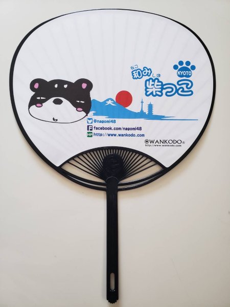 画像2: 季節限定　直筆サイン入りうちわ&缶バッチセット 「水浴びする」 (2)