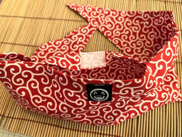 画像2: 荷物風バンダナ 赤唐草小柄 (2)